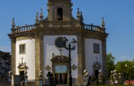 templo do senhor da cruz com portas novas