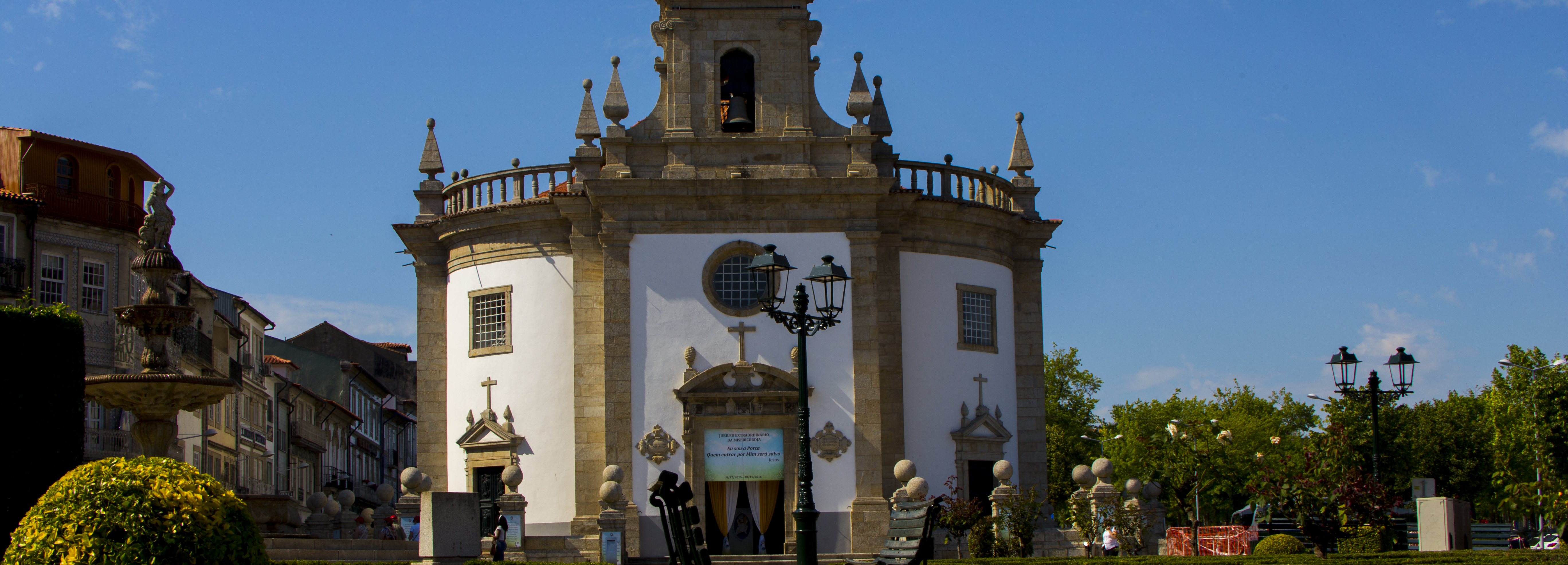 Templo do Senhor da Cruz com portas novas