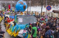 milhares de pessoas no carnaval popular de barc...