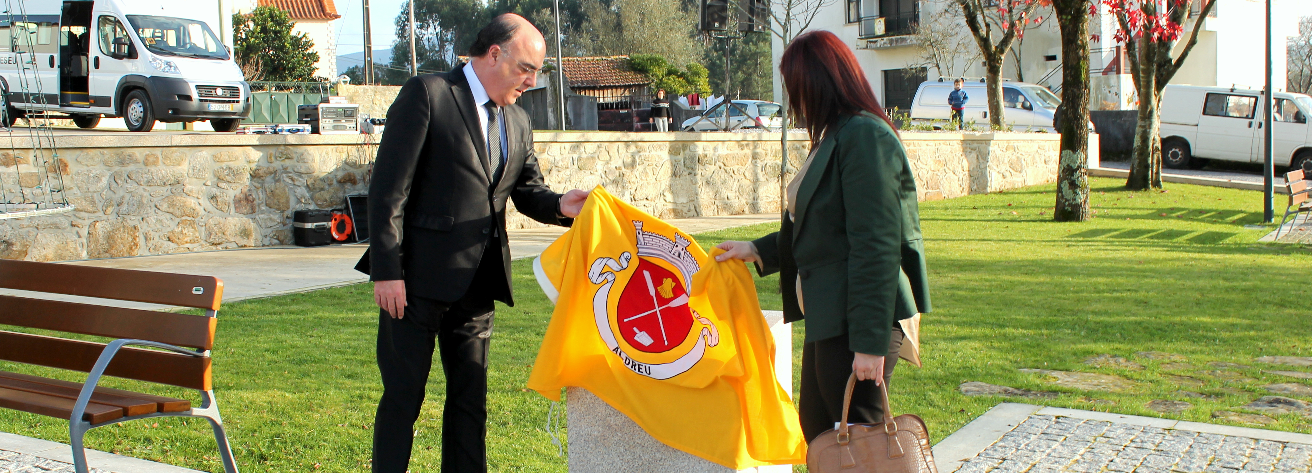 Presidente da Câmara inaugurou requalificação da área envolvente à Igreja Paroquial de Aldreu e miniautocarro da Freguesia