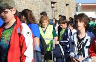 dezenas de participantes na caminhada em galego...