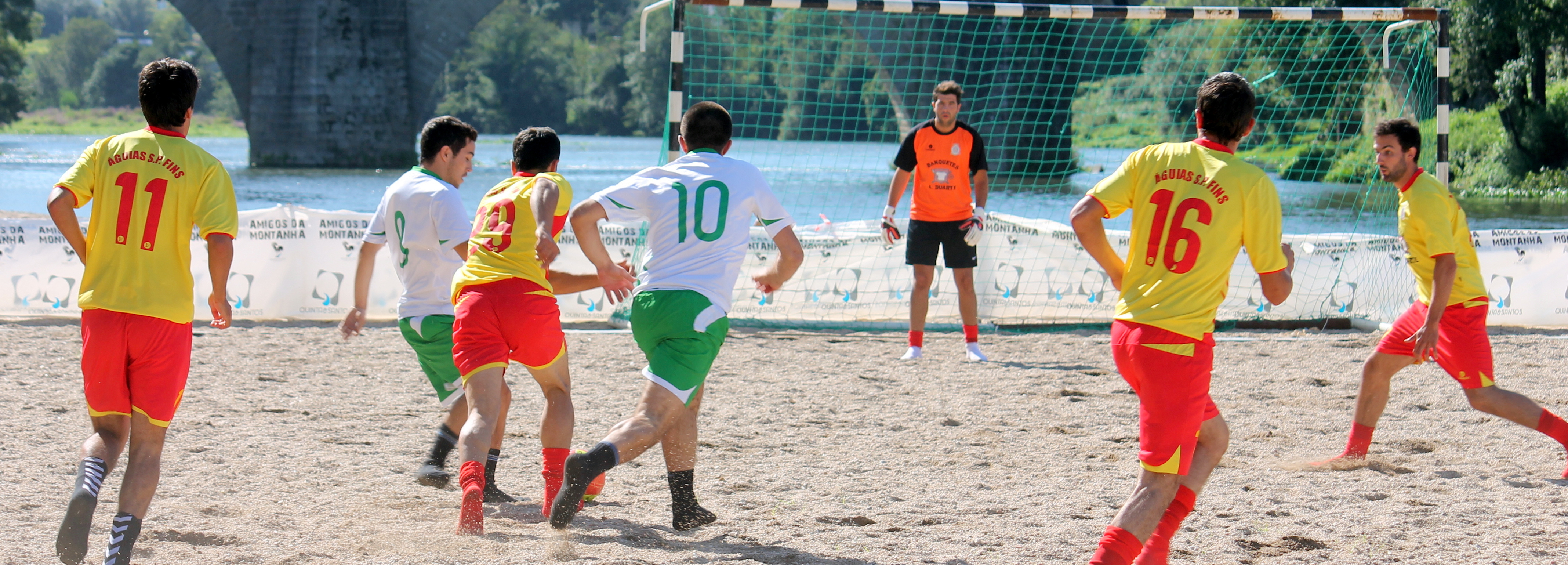 Futebol e atividades no rio dinamizam frente ribeirinha e areal