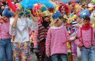 milhares de pessoas no carnaval de barcelos