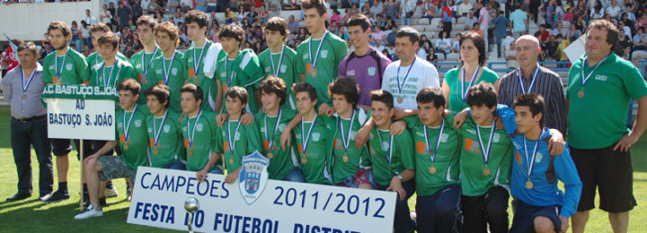 Festa do futebol distrital no Estádio Cidade de Barcelos