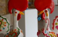 exposições sobre o galo de barcelos na sala gót...