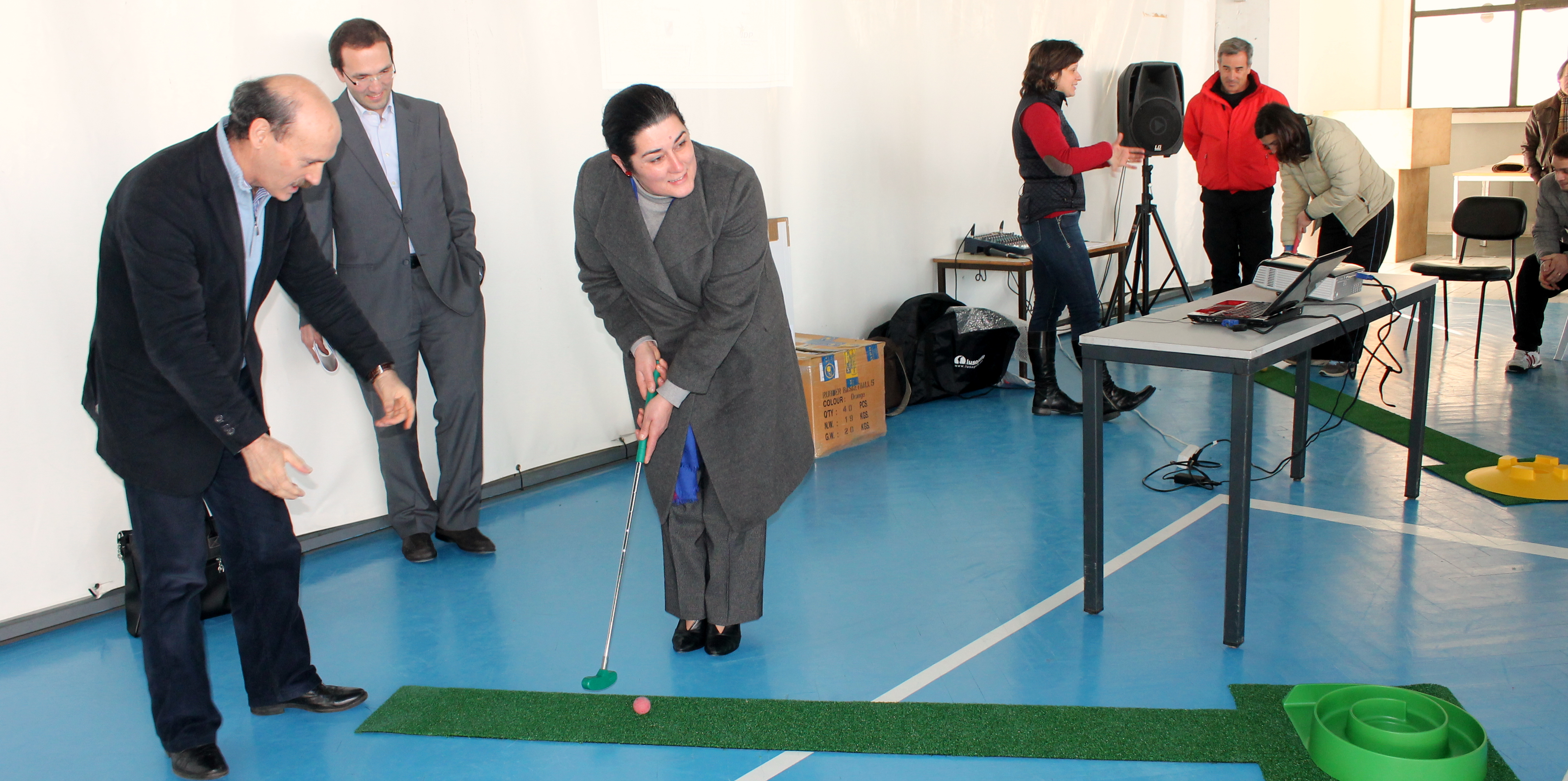 Câmara Municipal distribui primeiros kits de minigolfe