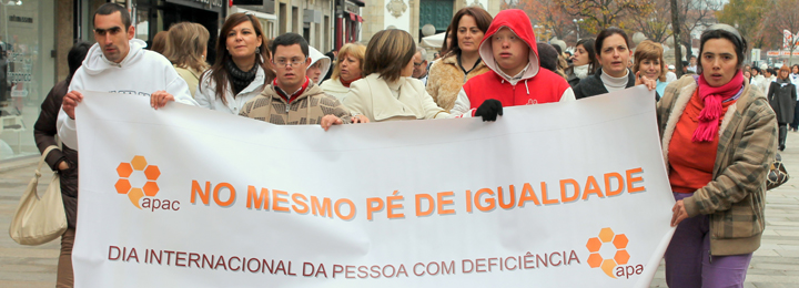 Meio milhar de pessoas na caminhada “No mesmo pé de igualdade”