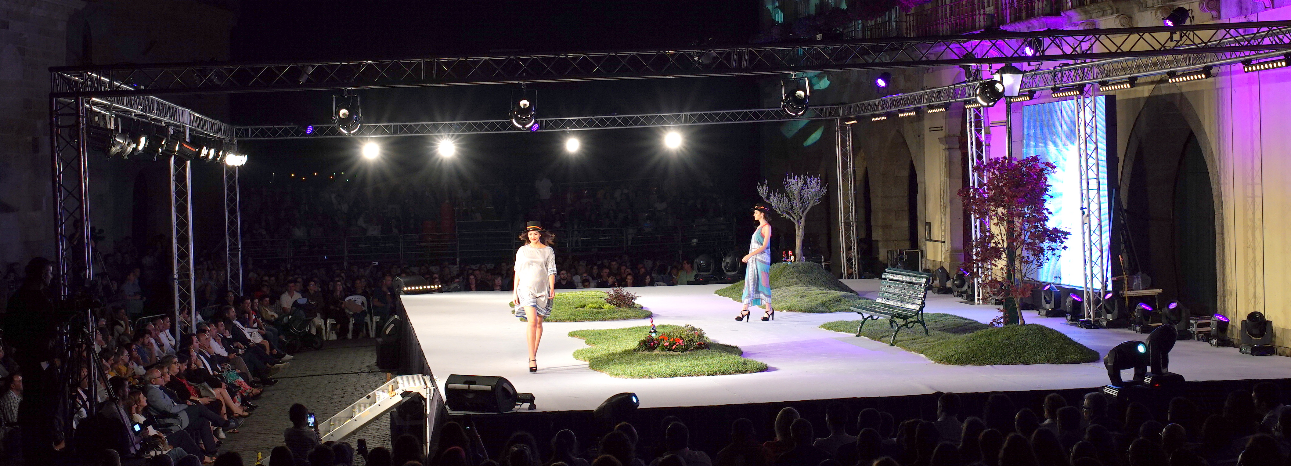 Moda Barcelos transforma Praça do Município em “jardim da moda”