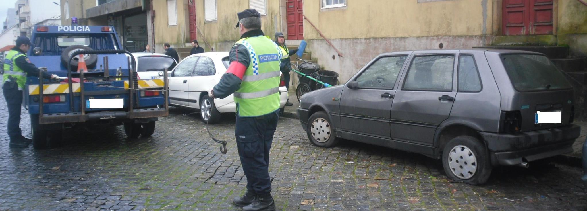 Câmara Municipal e PSP removem veículos abandonados