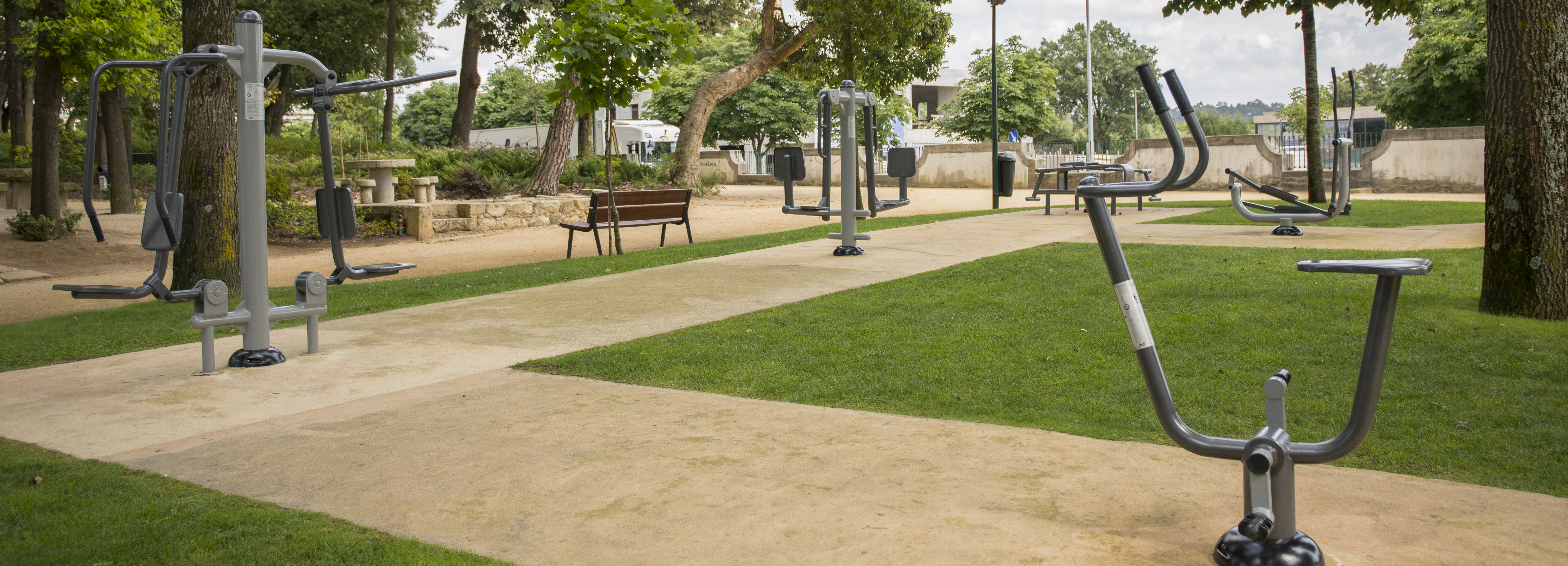 Parque da cidade equipado com novas máquinas de exercício de reforço muscular