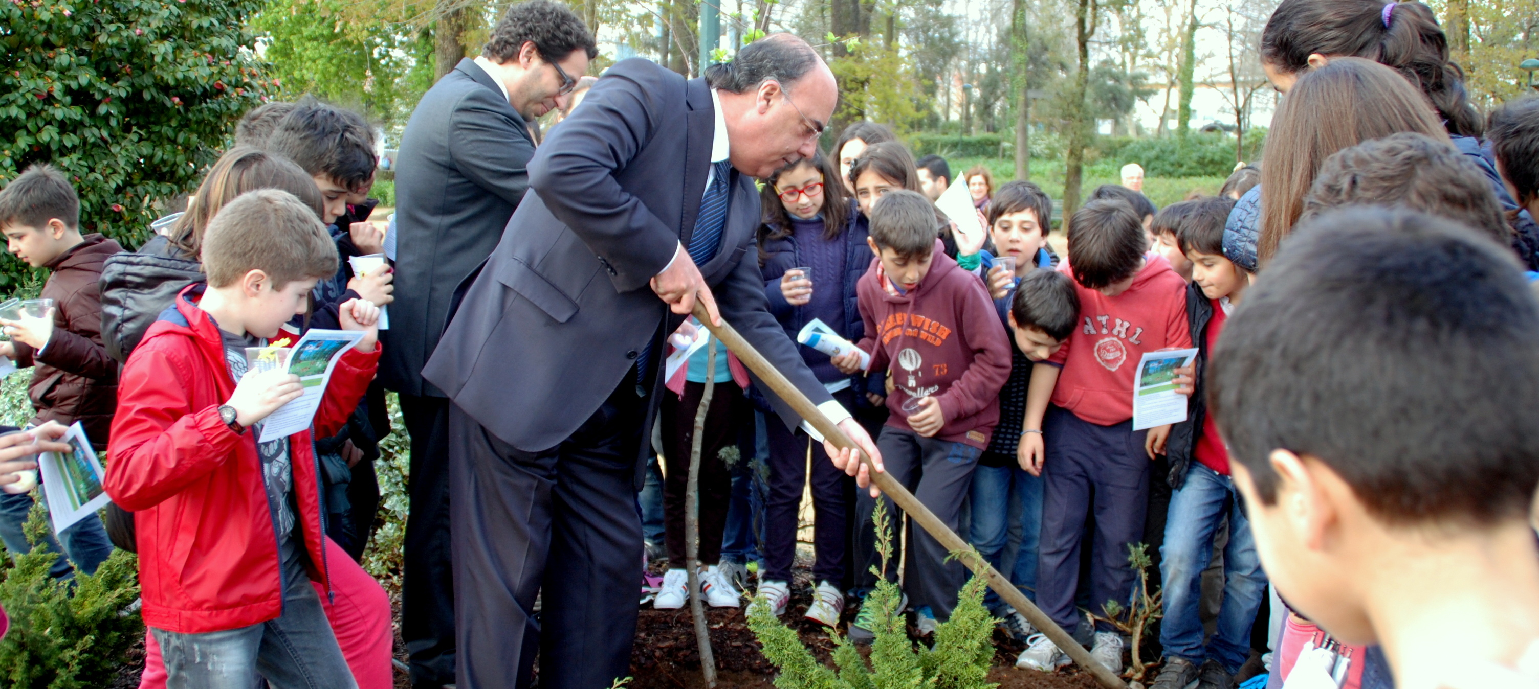 Presidente da Câmara e alunos de escolas do concelho plantaram árvores no Parque da Cidade