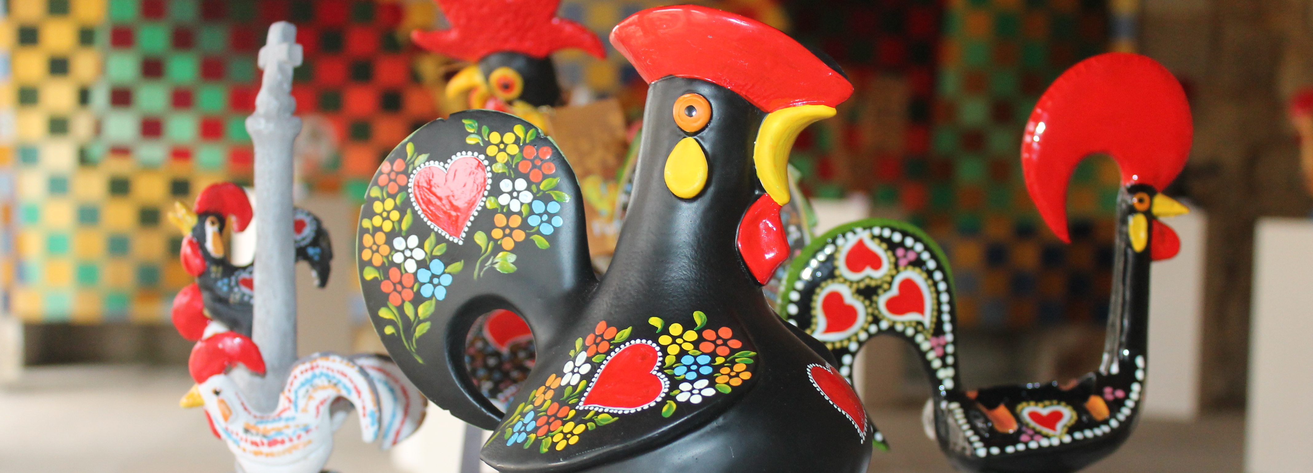 O “Mundo Fantástico do Galo de Barcelos” exposto da Sala Gótica