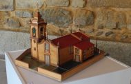 exposição de miniaturas em madeira na sala gótica