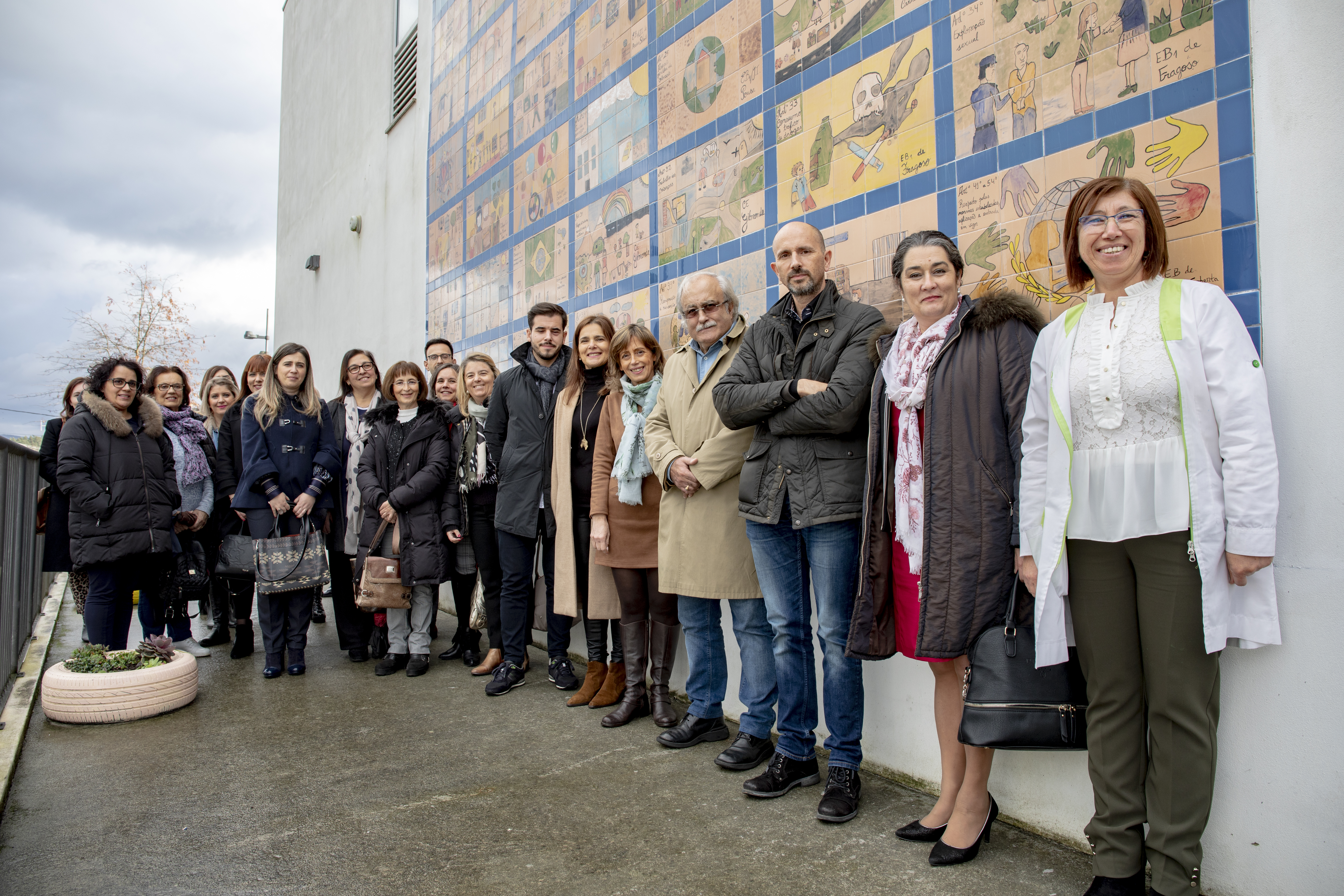 Direitos das crianças em painel de azulejos no Centro Escolar de Gilmonde