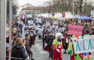 multidão em barcelos para assistir ao carnaval