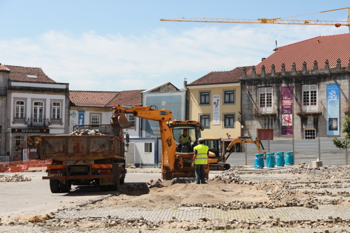 Iniciaram as obras de requalificação do Largo Dr. José Novais