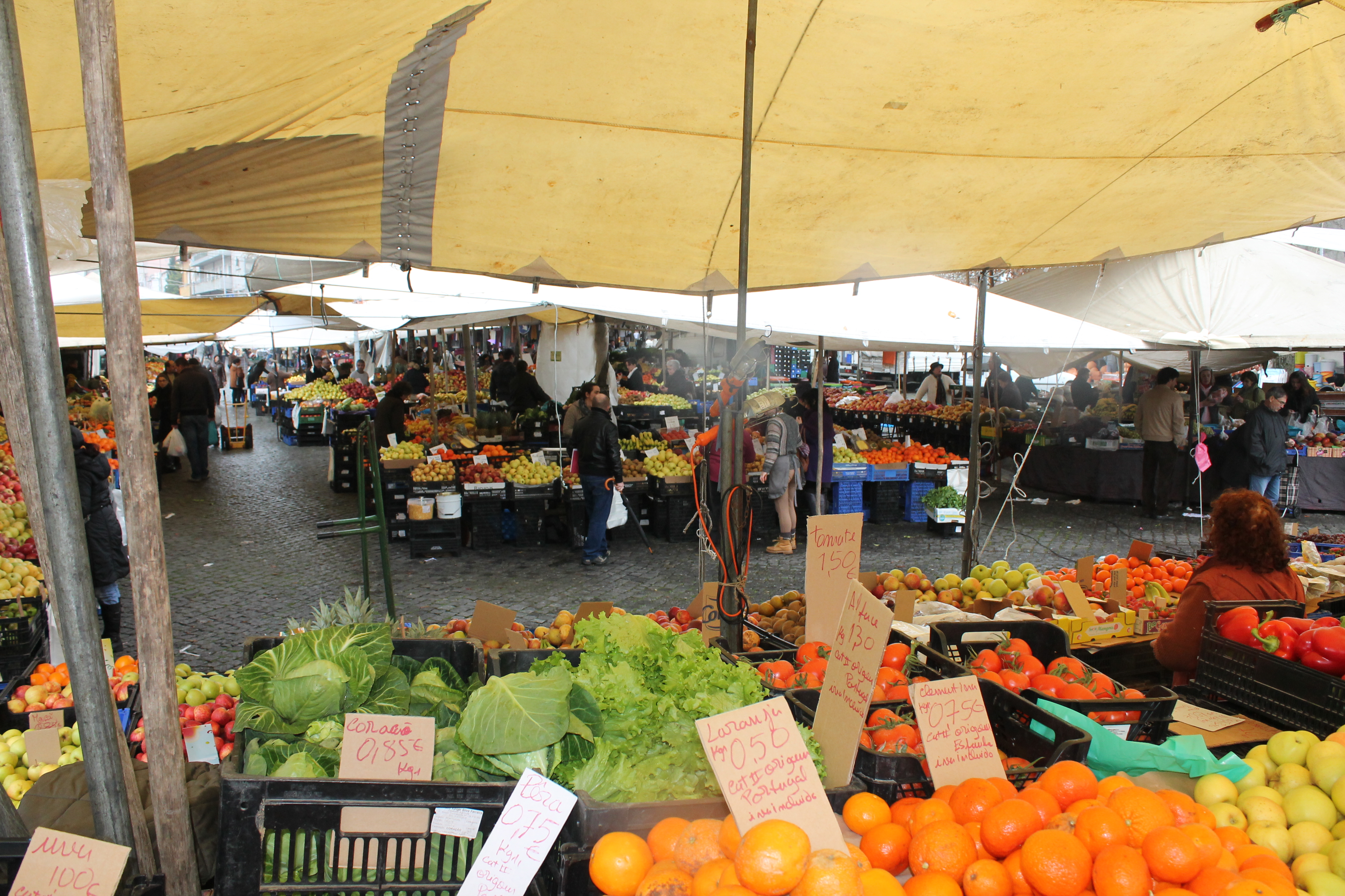 Feira reabre esta quinta-feira para produtos alimentares