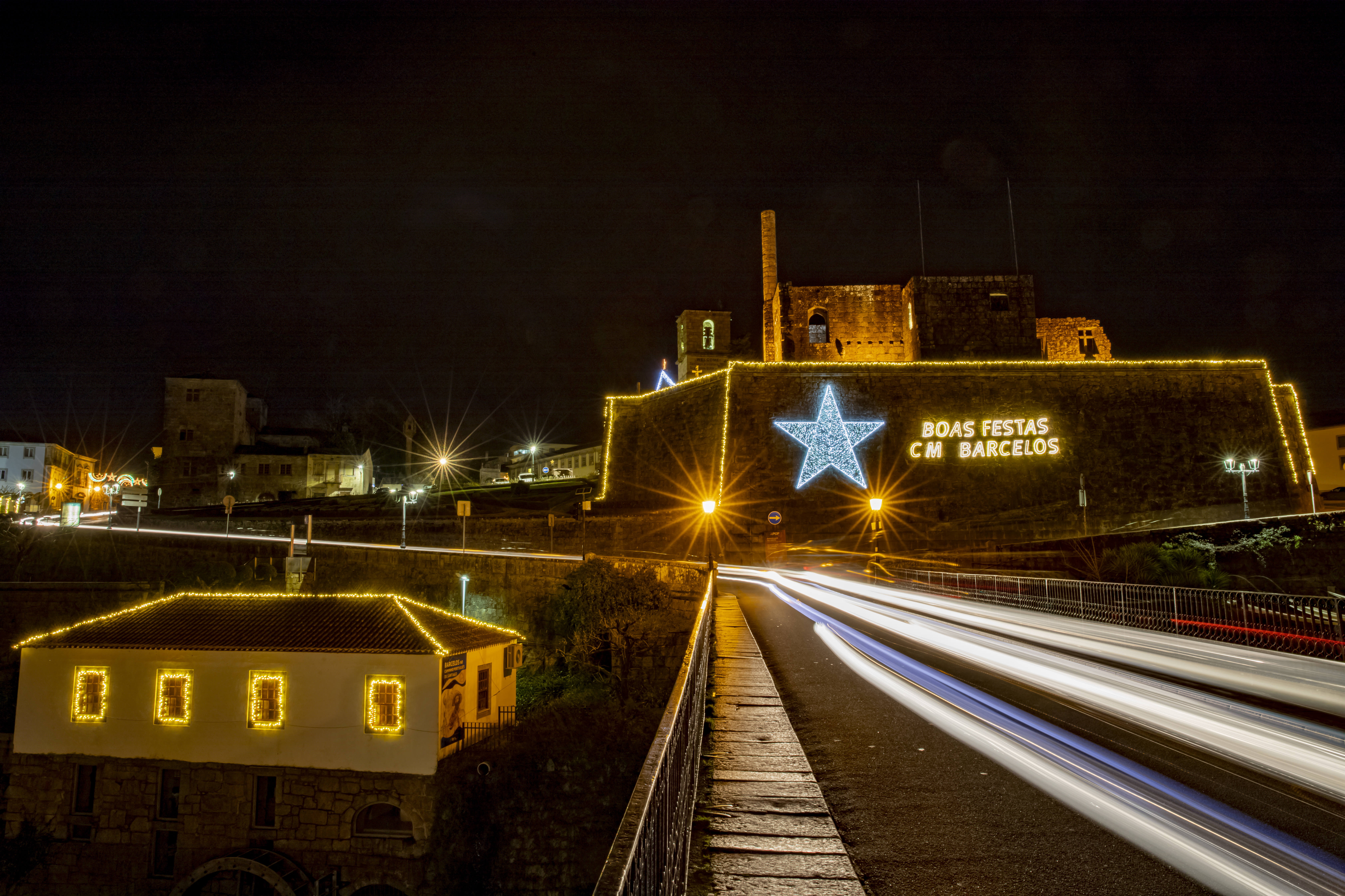 Iluminação de Natal instalada nas ruas de Barcelos