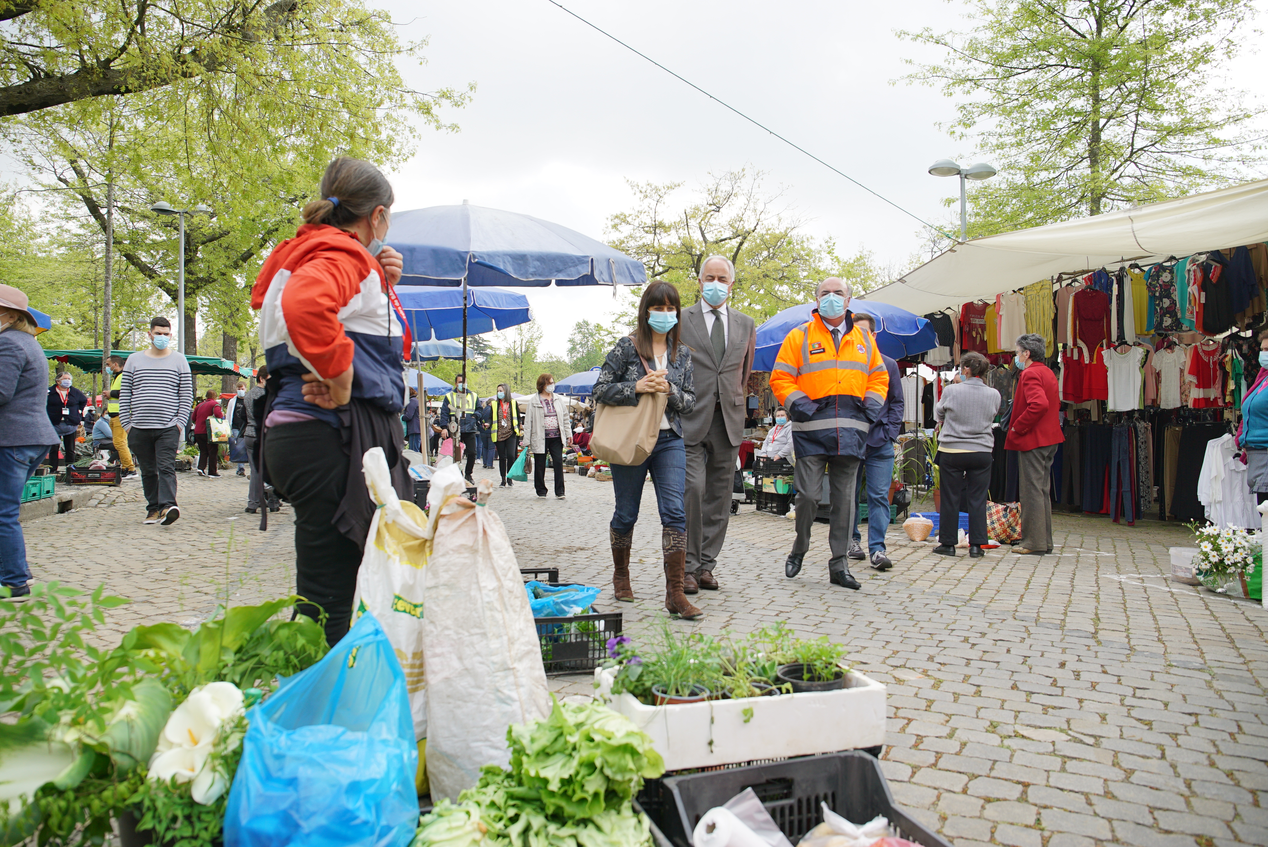 Feira de Barcelos reabre em pleno com comerciantes satisfeitos e clientes animados