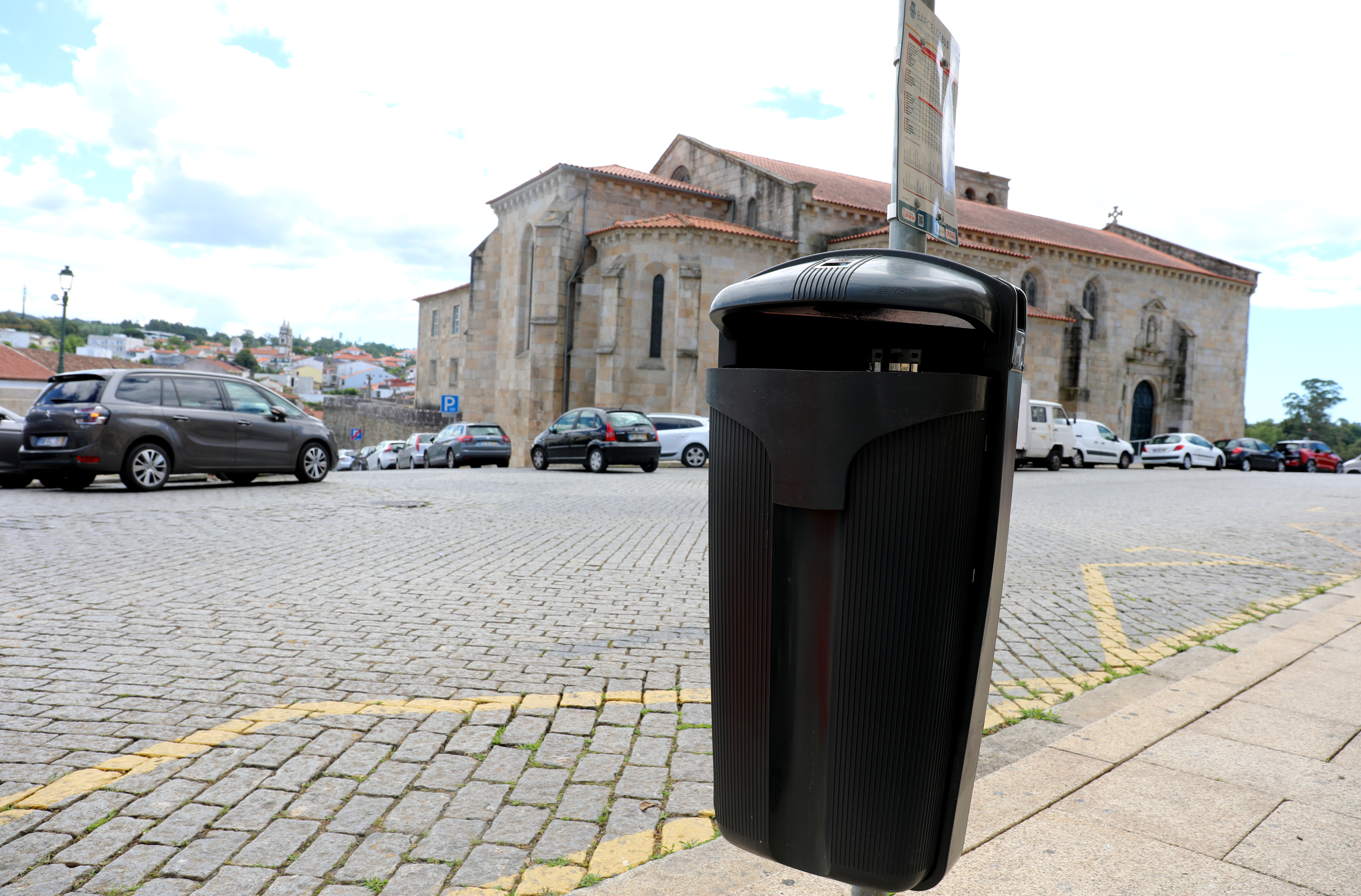 Duplica número de papeleiras com dispensador de sacos para dejetos caninos