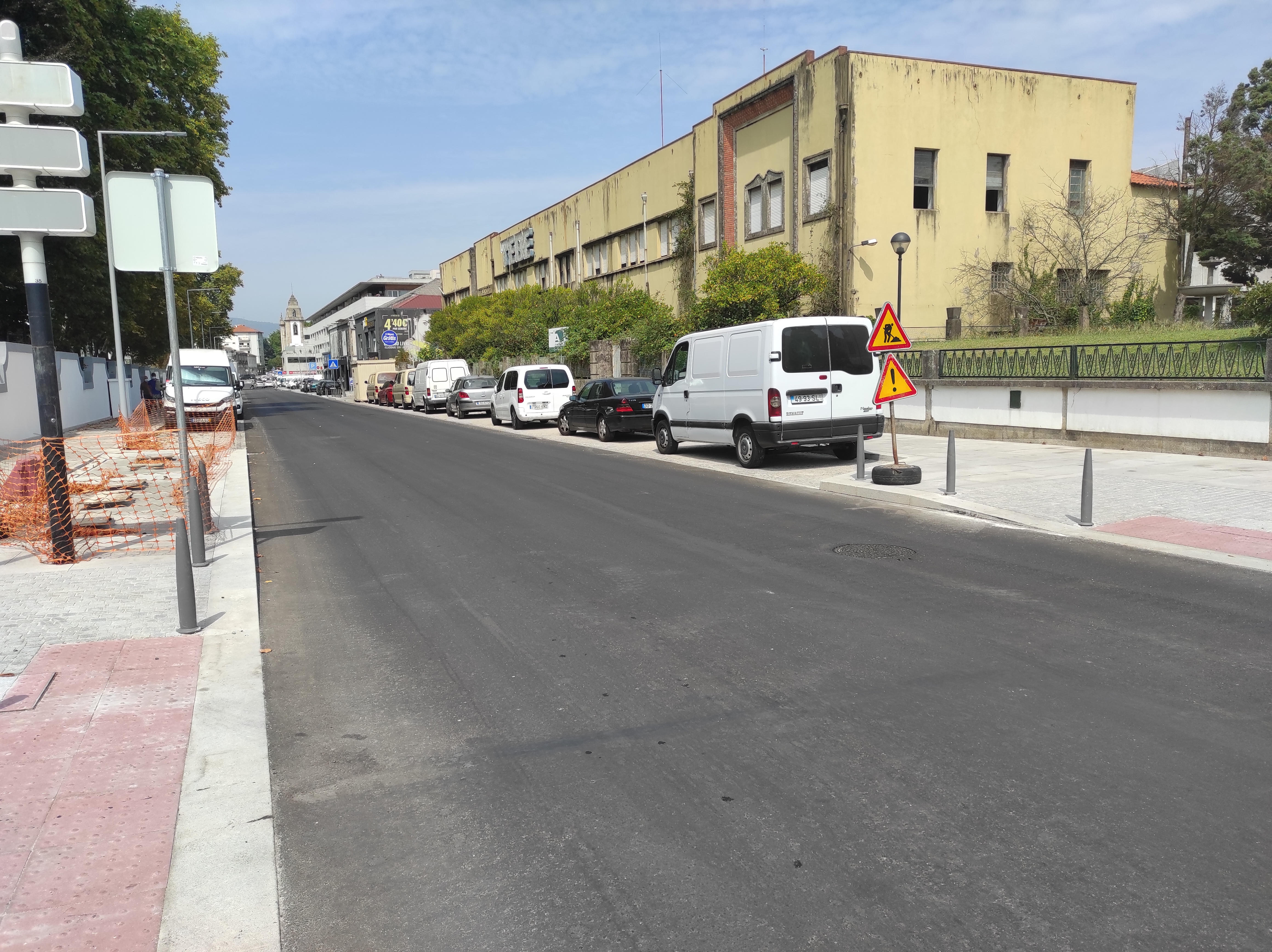 Trabalhos de pintura e marcações rodoviárias na Rua Cândido da Cunha