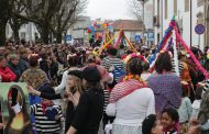 multidão em barcelos para celebrar o carnaval