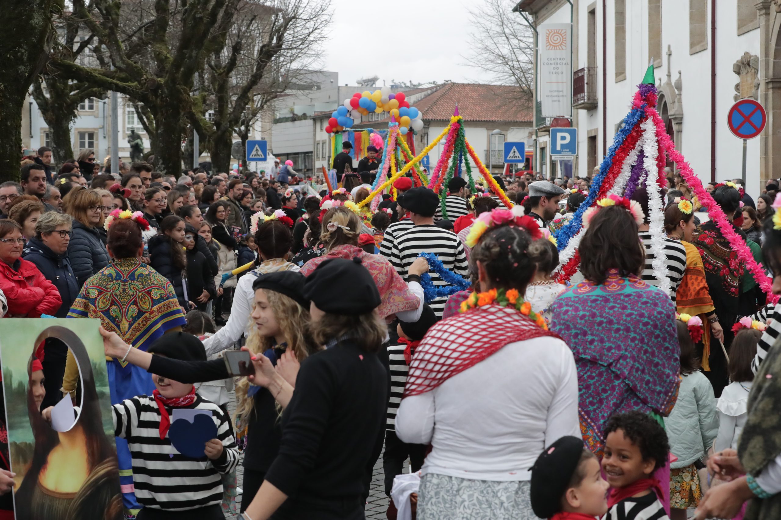 Multidão em Barcelos para celebrar o Carnaval