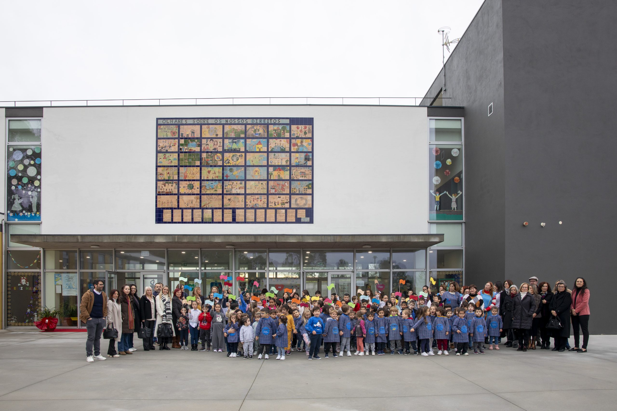 Direitos das crianças em painel de azulejos no Centro Escolar da Várzea