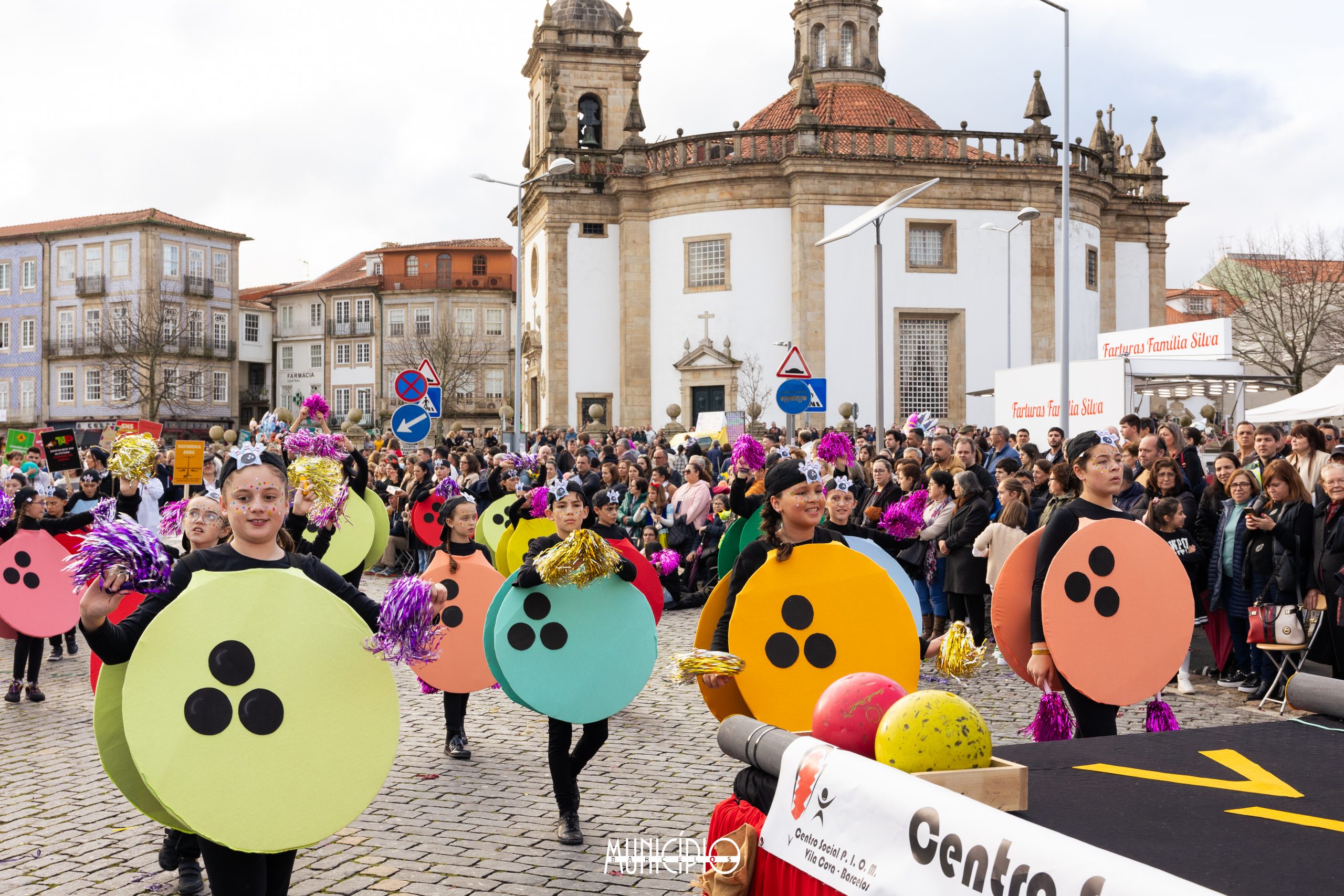 Multidão em Barcelos para celebrar o Carnaval