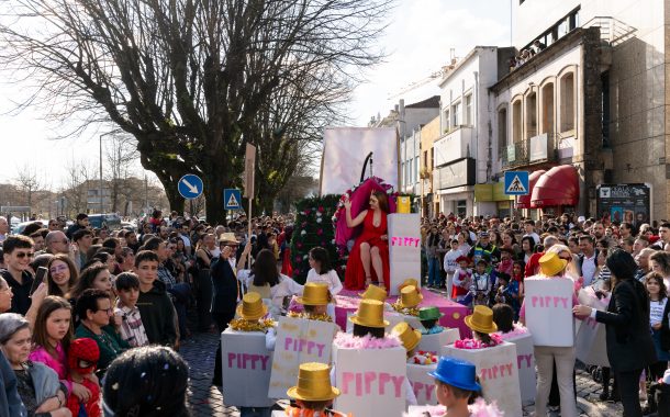 multidão em barcelos para celebrar o carnaval