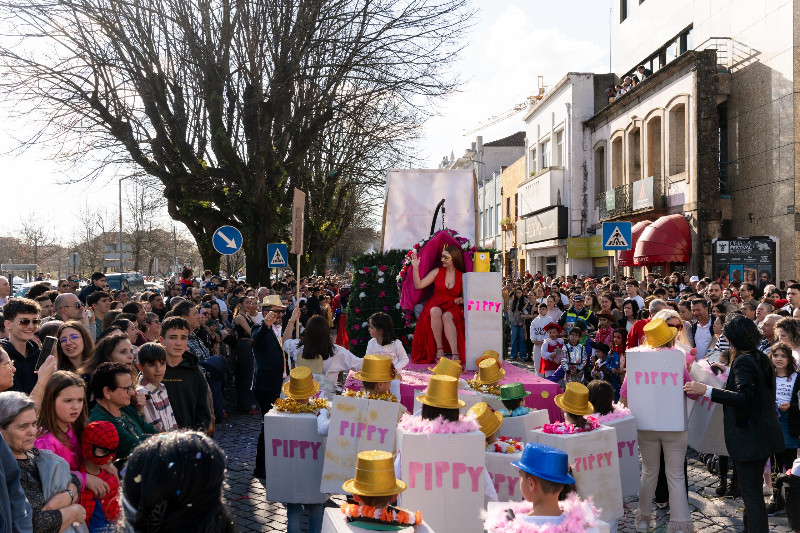 Multidão em Barcelos para celebrar o Carnaval